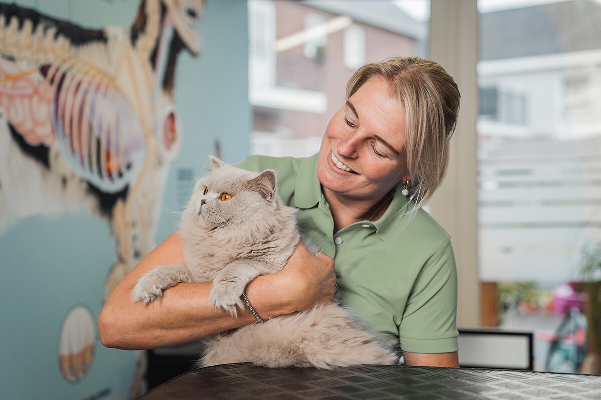 Gerlinde Brink als voedingsdeskundige van dierenspeciaalzaak te Morsche.